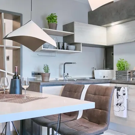 Modern Oasis Pula