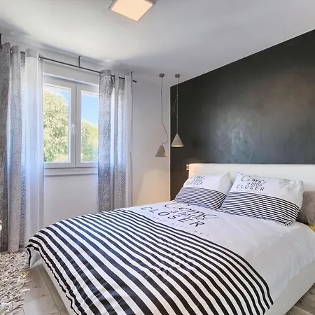 Modern Oasis Apartment Pula